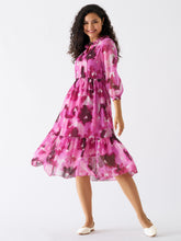 Robe à col en V en mousseline de soie rose foncé à pois